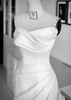 Simple Wedding Gowns, Drape Gowns, Draping Fashion, Dress Alterations, Gown Pattern, Wardrobe Tips, Outfits Chic, Satin Wedding Dress