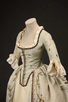 Woman’s gown | Uffizi Galleries 1700 Fashion Women, 18th Century Fashion Women, Rocco Fashion, Rococo Dresses, 1750s Fashion, 1700 Dresses, 1700 Dress, 1760s Fashion, 1700s Dresses