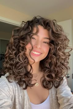 Curly Haircut And Color, Curly Died Hairstyles, Curly Haircut For Volume, Impulsive Haircut, Medium Short Curly Haircuts, Curly Haircut Round Face, 2c Curly Hairstyles, 2c Curly Hair Haircuts, Curly Hair Colour