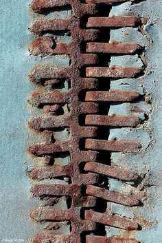 an old brick wall that has been made into a pattern in the middle of it