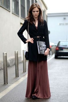 belted blazer - maxi dress for the winter Maxi Skirt Winter, Dress Like A Parisian, Winter Maxi, Long Outfit, Rok Mini, Maxi Skirt Outfits, Model Street Style, Kelly Bag