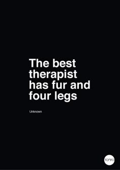 a black and white photo with the words, the best therapy has fur and four legs