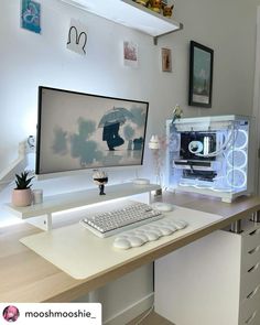 Clean white setup inspo Desk Setup Gamer, Pc Study Desk, Clean Girl Gaming Setup, White Set Up Gaming, Wood Pc Setup, White Pc Aesthetic, Pc Gaming Setup Bedroom, White Set Up, Gaming Setup Minimalist