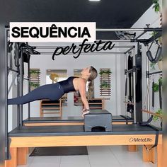 a woman is doing an exercise on a pivot machine in a gym with the words sequecia perfecta above her