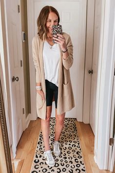 ways-to-style-bike-shorts-long-cardigan Shorts And Cardigan Outfit, Style Biker Shorts, White Shorts Outfit, Comfy Wardrobe