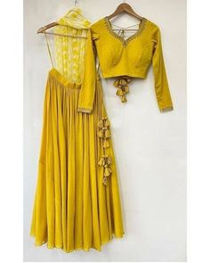 Blouse Pictures, Simple Lehenga, Yellow Lehenga, Indian Party Wear, Latest Designer Sarees, Western Outfits Women, Indian Lehenga, Lehenga Blouse, Designer Lehenga