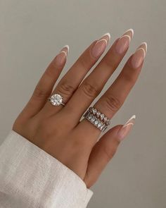 Nye Simple Nails, Mail Almond Design, Short Natural Almond Nails Designs, Bridal Coffin Shape Nails, Nail Inspiration Almond Spring, Small Oval Shape Nails, Almond Nails Reverse French, Almond Nail Ideas Spring, Classy But Sassy Nails