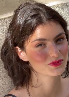 Natural Blush Makeup Look, Flushed Makeup Look, Parisian Makeup, French Girl Makeup, Strawberry Makeup, French Makeup, Creative Makeup Looks, Yves Rocher, Glowy Makeup