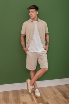 A bermuda é ideal para compor um look casual e confortável nos dias mais quentes. A modelagem tradicional proporciona um caimento confortável a peça, com corte reto não fica tão justo ao corpo. Este modelo King Joe conta com bolsos facas funcionais, o cós possui passantes para cinto e fecho por zíper e botão e é perfeito para um look prático. Combine com camisas ou camisetas estampadas.  Referência do produto: 105771 Composição: 68% viscose/ 28% linho/ 04% fibras diversas Marca: Kingjoe Oversized Style, Look Casual, Dress Codes, Mens Fashion Casual, New Era, Clothes