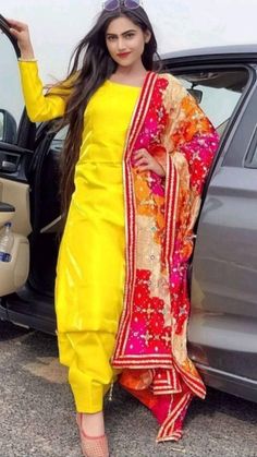 Girls Suit Design, Salwar Kameez Design, Suit Design Ideas, Patiyala Salwar, Indian Clothes Women, Punjabi Dress Design, Kameez Design, Punjabi Suit Design, Urdu Jokes