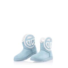 Signature TELFAR footwear, including boots and loafers with Vibram rubber soles and collaborative UGG and Converse silhouettes. Pink Mini Uggs, Telfar Boots, Telfar Outfit, Ugg Telfar, Telfar X Ugg, Mini Uggs Outfit, Telfar Logo, Long Suede Coat, Ugg Bag