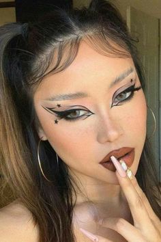 Grafik Eyeliner, Mekap Mata, Graphic Makeup, Smink Inspiration, Makijaż Smokey Eye, Eye Makeup Designs, Edgy Makeup