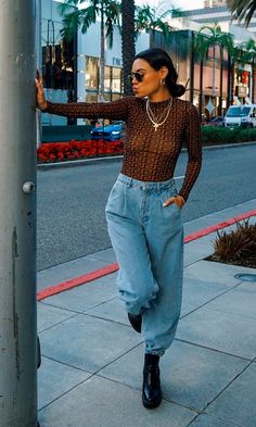 slouchy jeans with boots - Pesquisa Google Slouchy Jeans Outfit, Slouchy Outfit, Jeans Boots Outfit, Slouch Jeans, Baggy Jeans Outfit, Look Office, Slouchy Jeans, Casual Chique, Kendall Jenner Outfits