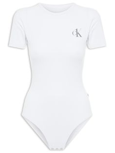 body Feminino Manga Curta Algodão One Basic, Calvin Klein Underwear. o body Branco é Confeccionado Em malha De Algodão. A Peça Possui Gola Careca Canelada, Mangas Curtas, Logo Da Marca Aplicado Em Silk Na Altura Do Busto, Shape Justo, Acabamento Pespontado E Fechamento Inferior Por Botões De Pressão.  modelagem Regular, Sugerimos O Tamanho Padrão.  composição: 95% Algodão 5% Elastano cor: Branco marca: calvin Klein Underwear Poor Clothes, Dance Outfits Practice, Practice Outfits, Normal Clothes, Body Suit Outfits, Crop Shirt, Fashion Flats