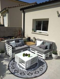 Homemade Patio Furniture, Pallet Furniture Outdoor Sofas, Balcony Pallet Furniture, Pallet Balcony Ideas, Pallet Sofa Outdoor, Pallet Couch Outdoor, Diy Pallet Sofa, Pallet Garden Furniture, Pallet Patio Furniture