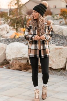 Large Plaid Shirt Outfit, Lumberjack Women Outfits, Cold Weather Outfits Petite, Cute Fall Inspo Outfits, Fall Outfits Women Flannel, Cute Fall Outfits For Petite Women, Fall Inspo Outfits Casual, Cute Winter Outfits Cold Weather, Womans Winter Outfits