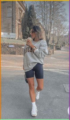 Shorts And Sweatshirt Outfit, Athletic Wear Outfits, Cute Biker Shorts, Biker Shorts Outfits, Chic Airport Outfit, Looks Com Short, Athleisure Outfits Summer, Outfits Athletic