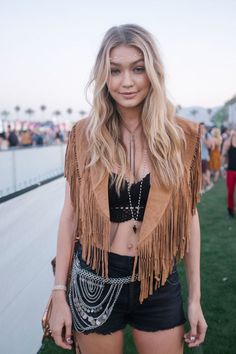 How to Recreate Gigi Hadid’s Street Style on a Budget Gigi Hadid Coachella, Geek Outfit, Moda Coachella, Look Da Festival, Mode Indie, Bohemian Schick, Street Style 2015, Coachella 2015, Coachella 2016