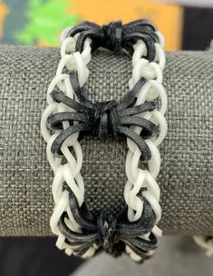 Spider bracelet made from latex free rubber bands and love Handmade Black Plastic Jewelry, Handmade Black Band Bracelet, Spider Bracelet, Skeleton Costume, Rainbow Loom Bracelets, Loom Bracelets, Rainbow Loom, Halloween Spider, Ideas Halloween