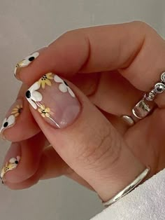 Glamorosas 24 piezas de uñas medianas cuadradas con diseños creativos de patrón floral, uñas postizas autoadhesivas, suministros de moda DIY de uñas, salón de arte de uñas, adecuadas para mujeres y niñas Blanco    ABS Color combinado,Plantas Uñas de Color   Nail,Hand & Foot Care, size features are:Bust: ,Length: ,Sleeve Length: Nail Glue Remover, Light Colored Nails, Colored Nail Tips, So You, Get Nails, Manicure Y Pedicure, Nails Short, False Nails, Glue On Nails