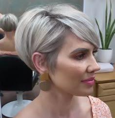 Donnie Flaherty, Platinový Blond, Modern Pixie, New Hairstyles, Hair Makeover, Pixie Bob, Haircuts For Fine Hair, Youtube Link