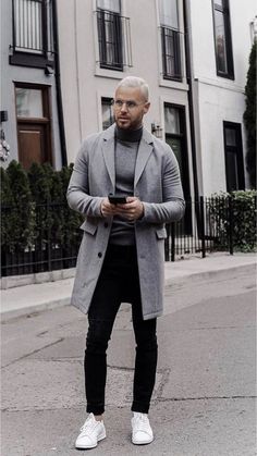 Mens Street Style Summer, Cool Street Style, Grey Overcoat, Pullover Outfit, Winter Outfits Men, Mens Fashion Fall, Men Street, Street Look, Mens Winter Fashion