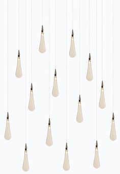 a bunch of light bulbs hanging from the ceiling