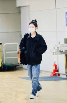 #ningning #aespa ICN airport Airport Style Kpop, Tokyo Winter Outfit, Airport Outfit Comfy, Airport Outfit Winter, Korean Fashion School, Mode Ulzzang, Korean Fashion Winter, New Pant