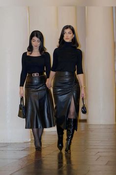 Long Leather Skirt Outfit, Black Leather Skirt Outfit, Linen Style Fashion, Long Leather Skirt, Leather Skirt Outfit, Black Leather Skirt, Leather Skirts, Moda Chic, Classy Casual Outfits