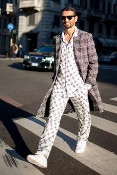 Street Style: Milan Men's Fashion Week Fall '16 Simone Marchetti, Unisex Looks, Milan Men's Fashion Week, Fashion Boy, Sneakers Street Style, Fashion Week 2016, Mens Fashion Week, Dapper Men, Man Fashion