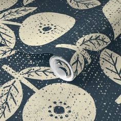 a black and white wallpaper with leaves on it's surface, showing the pattern