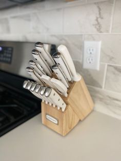 there are many knives in the holder on the counter