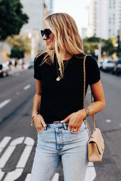 Minimal Classic Style, French Style Clothing, Layered Gold Necklaces, Simple Summer Outfits, French Girl Style, Fashion Jackson, Minimal Outfit, Classic Style Women, Gold Necklaces