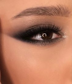 Sultry Black Eye Makeup, Dark Glam Eye Makeup, Light Black Smokey Eye, Black Prom Looks Makeup, Eye Makeup Smokey Natural, Smokey Black Makeup, Black Glam Eyeshadow Looks, Maneater Palette Looks