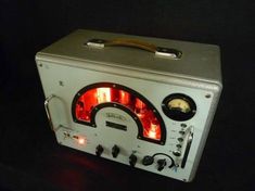 an old fashioned radio sitting on top of a table