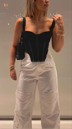 Corset Night Out Outfit, Pants And Corset Outfit, Cargo Pants And Corset, Corset Outfit Classy, Corset Outfit Party, Corset Street Style, Corset Top Outfit Classy, Corset Outfit Casual, Black Corset Top Outfit