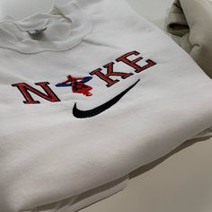 Nike Spiderman Crewneck Never Worn Gildan Unisex Embroidered Spiderman Nike Shoes, Spider Man Sweatshirt, Spiderman Crewneck, Nike Spiderman, Sweaters Nike, Spiderman Outfit, Nike Sweater, Men Sweatshirt, Nike Hoodie