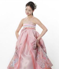 Korean Culture Fashion- Appreciate the Hanbok Modern Korean Wedding, Hanbok Traditional Korean Dress, Got7 Concert, Wedding Hanbok, Hanbok Wedding Dress, Modern Hanbok Dress, Korean Outfit Ideas, Hanbok Dress