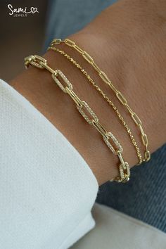 A pin of a gold paperclip and chain bracelet set. We included a dainty bracelet set and then a paperclip bracelet. Gold Jewelry Bracelet, Gold Bracelet Stack, Bracelets Dainty, Jewelry Stack, Bracelets Diamond, Diamond Stacking Rings, Up Close And Personal, Gold Ring Designs