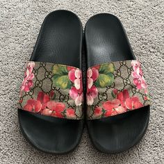 100% Authentic. Used Condition. Blooms Canvas Still Looks Pristine. Size Is Equivalent To Us 9.5 Slide Sandals, Women's Shoes Sandals, Shoes Sandals, Black Pink, Gucci, Sandals, Women Shoes, Floral, Pink