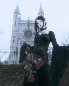 Gothic Romance Aesthetic, Vampire Shoot, Romance Goth, Romantic Goth Outfits, Black Scene, Gothic Photography