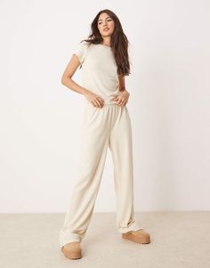 Pantalones y leggings de ASOS DESIGN Para un día sin planes Talle alto Cinturilla elástica Bolsillos laterales Pernera ancha Holiday Party Attire, Fluffy Socks, Buy Jeans, Spring Floral Dress, Jumpsuit Party, Black Long Sleeve Dress, Plus Size Skirts, Long Black Dress, Jumpsuit Shorts Rompers