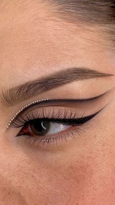 Grafik Eyeliner, Stylish Eyeliner, Eyeliner Trends, Editorial Make-up, Eyeliner Guide, Eyeliner Tutorials, Cat Eye Eyeliner, Almond Eye Makeup, Eyeliner Techniques