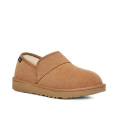 UGG-Leisure Outdoor Slipper Keep comfortable with the Leisure Outdoor slipper from Ugg. The suede slipper features 17mm UGGplush 60% upcycled wool, 40% lyocell lining and footbed offering superior warmth and comfort. Outdoor Slippers, Suede Slippers, Chestnut, Customer Service, Slippers, Wool