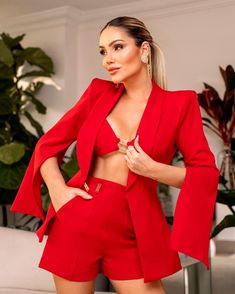 DESCRIÇÃO DO CONJUNTO DIRA:

 Composição : SARJA ALFAIATARIA.
 Composição do tecido : 96% POLIÉSTER 4% ELASTANO CETIM




 O Conjunto Dira é uma opção de roupa feminina simplesmente elegante e versátil que combina blazer, top e shorts, criando um conjunto completo e sofisticado.

 Cada peça foi cuidadosamente projetada para proporcionar um visual moderno.

 Confeccionado em alfaiataria Sarja.

 Nosso conjunto traz: blazer com ombreiras marcantes, top sem bojo, shorts com bolsos laterais e det Blazer E Short, Glitter Shorts, Blazer Top, Mens Denim Shorts, Blazer Set, Red S, Red Blazer, Cropped Blazer, Sweater And Shorts