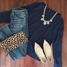 Bella combinación !!! Navy Blue Top Outfit, Blue Top Outfit, Navy Blue Top, Top Outfit, Cooler Look, Blue Top, Mode Inspiration, Fall Winter Outfits, Outfits Casuales