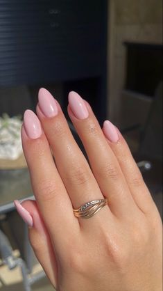 Baby pink almond shape nails Milky Pink Nails, Pink Oval Nails, Light Pink Acrylic Nails, Almond Nails Pink, Pink Wedding Nails, Paznokcie Hello Kitty, Blush Pink Nails, Pastel Pink Nails, Pale Pink Nails