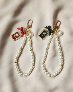 Vintage pearl keychain with flower charms. These are highly durable and perfect to accessorize your purse, airpods or keys.  Circumference measures 8.5 inches. **Please ensure that you are not stretching the keychains as they will  break. These do NOT stretch. If you would like a certain sizing please contact us. No refunds or replacements.** Vintage Keychain Aesthetic, Elegant Bag Charm With Lobster Clasp For Gift, Elegant Bag Charm With Lobster Clasp As Gift, Elegant Keychain With Key Leash As Gift, Black Rectangular Keychain For Gift, Black Rectangular Keychain Perfect For Gifts, Elegant Bag Charm With Charms As Gift, Keychain Charms Diy, Aesthetic Key Chains