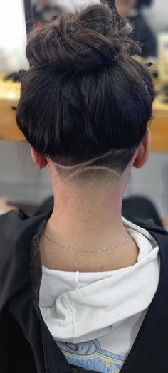 Undercut Long Hair Design, Female Undercut Long Hair, Undercut Natural Hair, Cortes Bob, Undercut Hair Designs, Undercut Hairstyles Women, Undercut Long Hair, Shaved Hair Designs, Short Hair Undercut