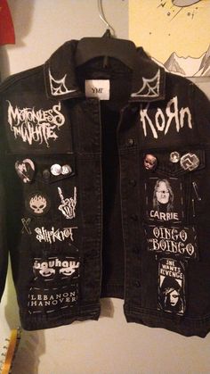 Patch Jacket Ideas Punk, Metal Head Jacket, Emo Denim Jacket, Painted Battle Jacket, Goth Denim Jacket, Battle Jacket Ideas Metal, Goth Battle Vest, Goth Patch Jacket, Metalhead Jacket